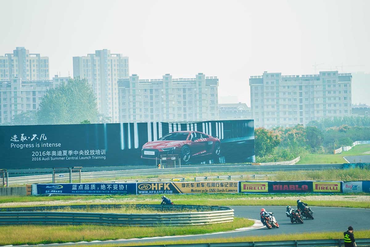 HFK摩托机车专用行车记录仪参加南京2017橙色日